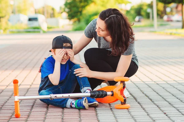 Menino Caiu Enquanto Aprendia Andar Scooter Criança Batendo Scooter Chorando — Fotografia de Stock