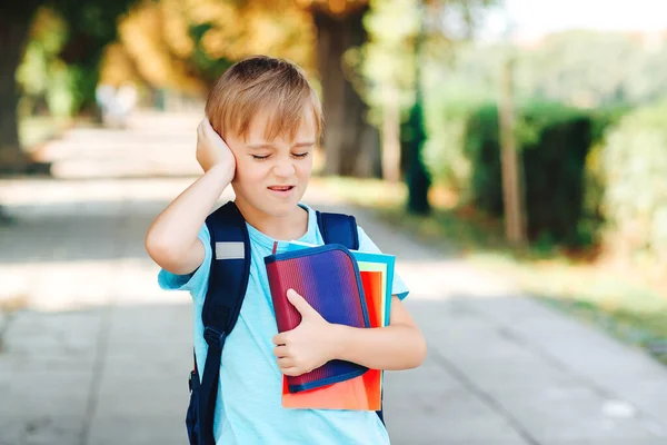 Scolaretto Infelice Con Libri Mano Zaino Ragazzo Sconvolto Che Scuola — Foto Stock