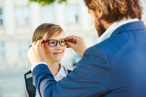 Papa Mette Gli Occhiali Figlio Allievo Della Scuola Elementare Occhiali — Foto Stock