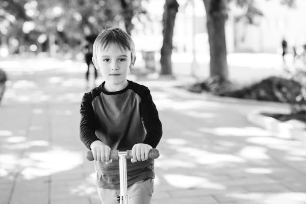 Mignon Garçon Sur Scooter Cheval Dans Parc Été Mode Vie — Photo