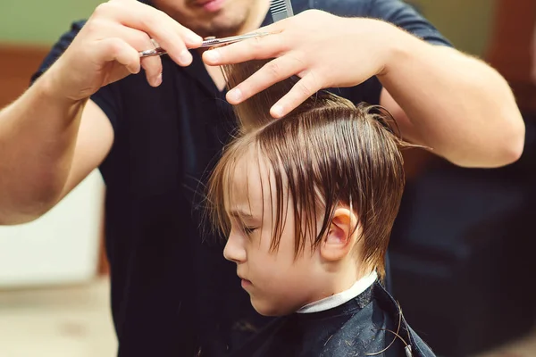 Lindo Niño Recibiendo Corte Pelo Por Peluquería Barbería Peluquero Haciendo — Foto de Stock