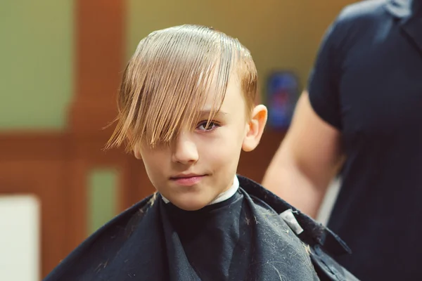 Lindo Niño Recibiendo Corte Pelo Por Peluquería Barbería Peluquero Haciendo — Foto de Stock