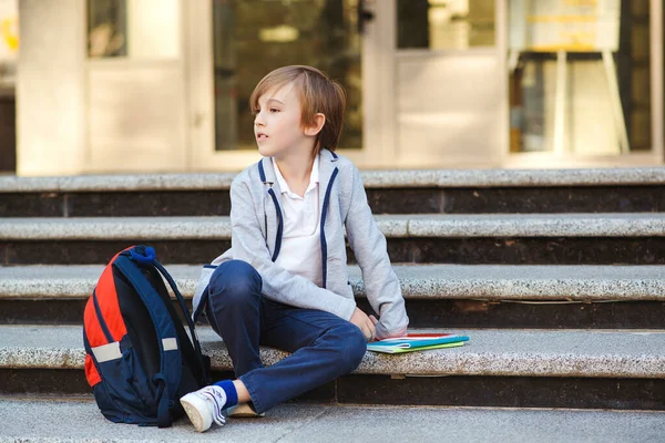 Studente Con Zaino Libri Seduto Sulle Scale Inizio Delle Lezioni — Foto Stock