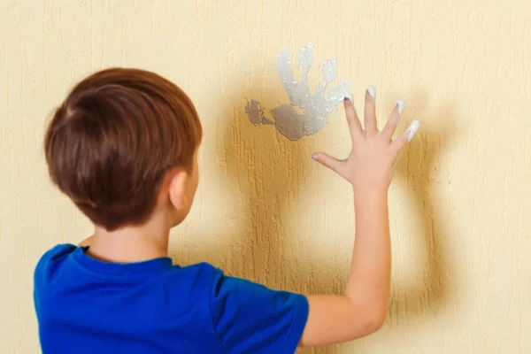 Ragazzo Che Imprime Sua Mano Sul Muro Kid Pittura Muro — Foto Stock