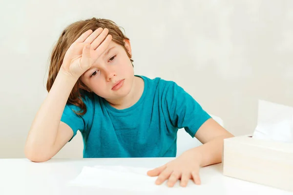 Schooljongen Heeft Hoofdpijn Tijdens Lessen Zieke Jongen Aan Het Bureau — Stockfoto