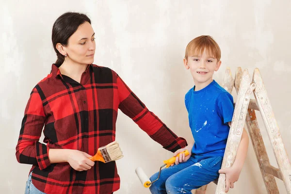 Famiglia Felice Madre Figlio Dipinge Muro Riparazione Nell Appartamento Giovane — Foto Stock