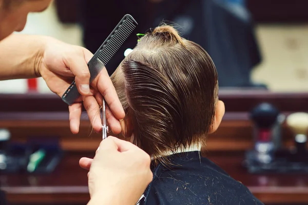 Lindo Niño Recibiendo Corte Pelo Por Peluquería Barbería Peluquero Haciendo —  Fotos de Stock