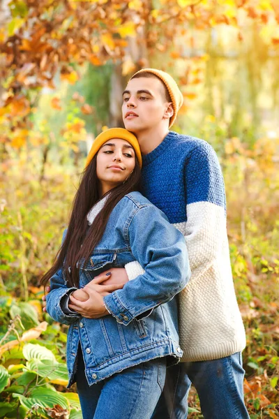 Pareja Feliz Enamorada Hermosa Naturaleza Otoñal Moda Otoño Mujer Con —  Fotos de Stock