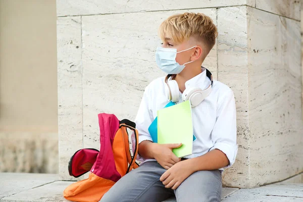 Vermoeide Jongen Met Veiligheidsmasker Les Onderwijs Tijdens Een Pandemie School — Stockfoto