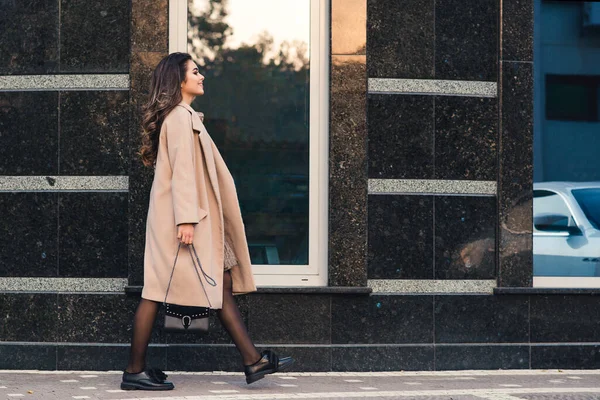 在城市里散步的长发女人很时髦 女人穿着时髦的外套和鞋子 街头时尚 年轻的女商人走在城市街道上 女性时尚 — 图库照片