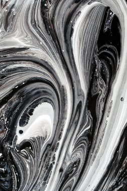 Soyut siyah beyaz arkaplan şablonu. Tabloya yakın çekim. Siyah beyaz arka plan. Dekoratif doku. Sıvı boya. Soyut boyalı dalgalar.