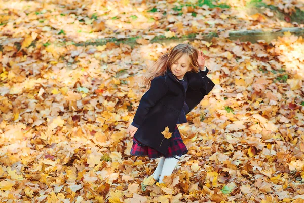 Chica Feliz Jugando Con Hojas Caídas Adorable Colegiala Caminando Parque — Foto de Stock