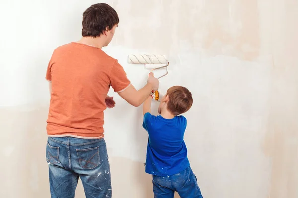 Jonge Familie Schilderen Huis Muur Vader Zoon Schilderen Een Muur — Stockfoto