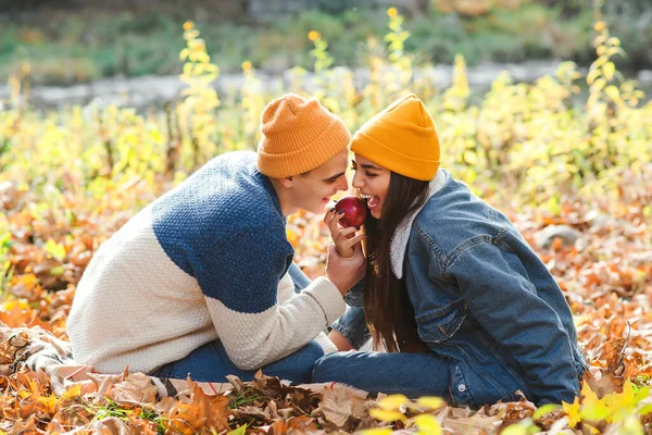 Casal Apaixonado Curtindo Outono Casal Moda Passeio Natureza Amor Relança — Fotografia de Stock