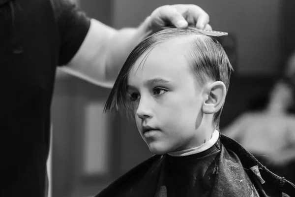 Lindo Niño Recibiendo Corte Pelo Por Peluquería Barbería Peluquero Haciendo —  Fotos de Stock