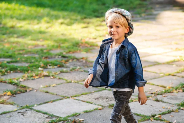 Criança Feliz Andando Parque Criança Elegante Posando Livre Menino Bonito — Fotografia de Stock