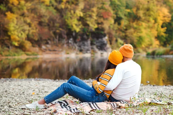 Frau Und Mann Umarmen Sich Herbstpark Rückansicht Liebe Aufbruch Und — Stockfoto