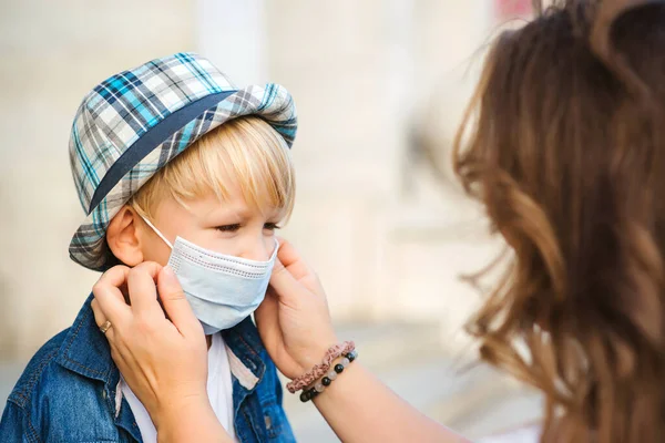 Moeder Zet Een Medisch Masker Voor Haar Zoontje Coronavirus Het — Stockfoto