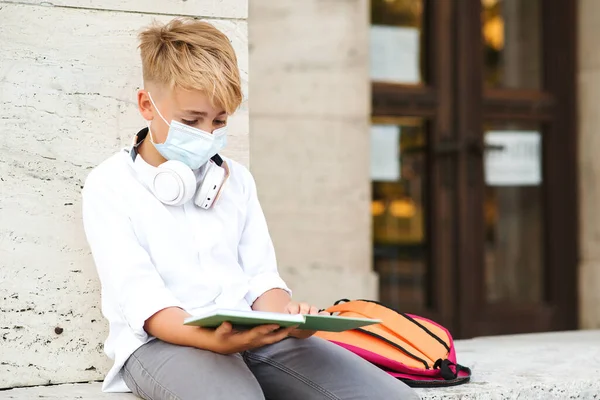 Schuljunge Mit Mundschutz Zum Schutz Vor Coronavirus Zurück Zum Schulkonzept — Stockfoto