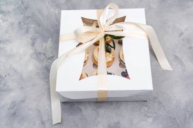 Lezzetli çöreklerle dolu bir hediye kutusu. Meyveli keklerle dolu hediye kutusu. Doğum günü partisi. Paskalya ya da Noel tatili kutlaması. Çilekli ve yabanmersinli tatil kekleri. Kek paketleme.