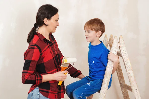 Famiglia Felice Madre Figlio Dipinge Muro Riparazione Nell Appartamento Giovane — Foto Stock