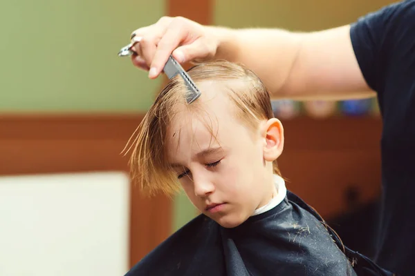 Lindo Niño Recibiendo Corte Pelo Por Peluquería Barbería Peluquero Haciendo —  Fotos de Stock