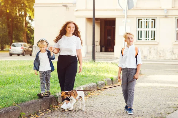 Família Feliz Andando Com Cão Rua Cidade Mãe Elegante Crianças — Fotografia de Stock