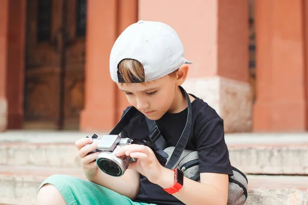 可爱的男孩拍摄视觉照片 给孩子们的暑期学校项目 未来的职业暑假 回忆和印象 摄影师俱乐部 小男孩想成为一名摄影师 — 图库照片