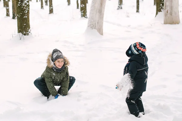 Щасливі Діти Кидають Сніжки Зимовий Парк Милі Брати Розважаються Разом — стокове фото