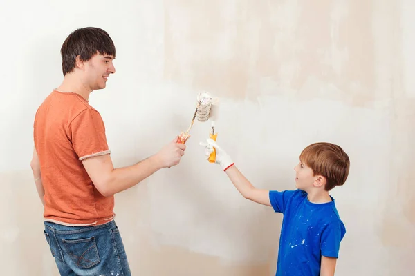 Giovane Famiglia Pittura Muro Casa Padre Figlio Che Dipingono Muro — Foto Stock