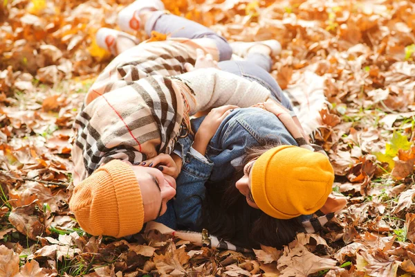 Pareja Joven Divirtiéndose Juntos Otoño Amor Pareja Moda Disfrutando Del — Foto de Stock