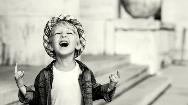 Criança Gira Mostrando Chifres Acima Gesto Rapazinho Entusiasmado Gritar Fazer — Fotografia de Stock