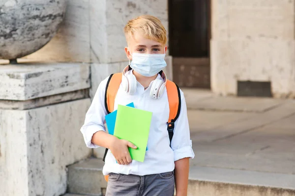 School Jongen Draagt Gezichtsmasker Tijdens Corona Virus Uitbraak Jongen Gaat — Stockfoto
