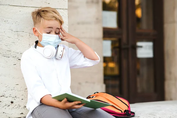 School Jongen Draagt Gezichtsmasker Voor Bescherming Tegen Coronavirus Terug Naar — Stockfoto