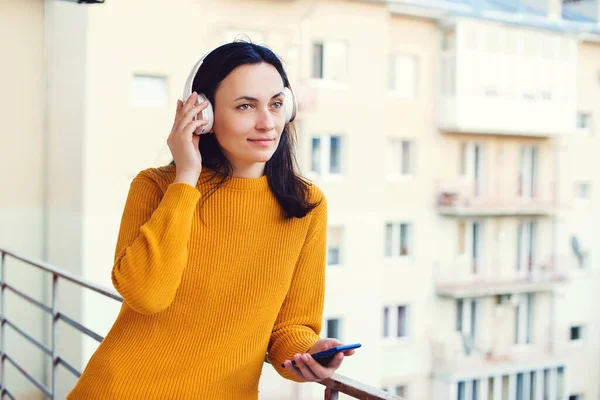 Mujer Escuchando Música Balcón Autoaislamiento Casa Mujer Que Usa Teléfono — Foto de Stock