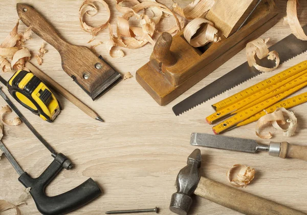 Ács koncepció. Asztalos Asztalos munkahelyen. Különböző eszközök a fából készült asztal. Hely, a szöveg másolása. — Stock Fotó