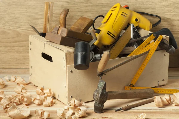 木工概念。工作场所带木工工具的木箱. — 图库照片