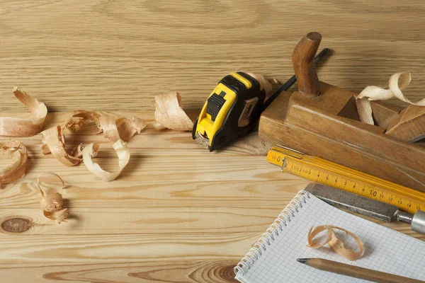 大工仕事のコンセプトです。建具大工の職場。木製のテーブルにさまざまなツール。コピーのテキストのための領域. — ストック写真
