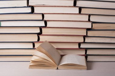 Açık kitap, ahşap masa ciltli kitap. Eğitim arka plan. Okula dönüş. Metin için yer kopyalayın.