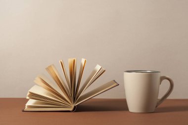 Açık kitap ve ahşap masa üzerinde kahve. Eğitim arka plan. Okula dönüş. Metin için yer kopyalayın.