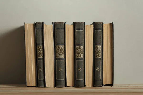 Stack of old books on wooden desk Back to school. Education background. — Stock Photo, Image