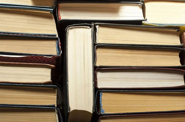 Stapel gebrauchter alter Bücher, Draufsicht. Bildungshintergrund Zurück zur Schule. lizenzfreie Stockfotos