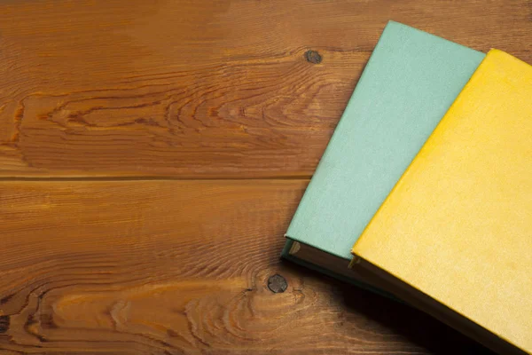 Alte Bücher auf Holzschreibtisch. zurück zur Schule. Bildungshintergrund.Kopierplatz für Text. Stockbild