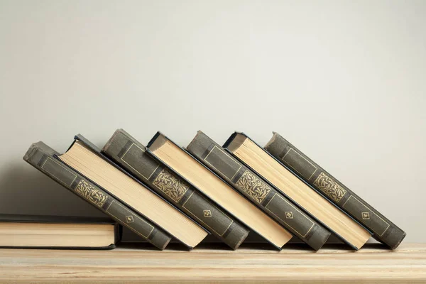 Pilha de livros antigos na mesa de madeira. Copiar espaço para texto. De volta à escola. Fundo de educação . Fotos De Bancos De Imagens