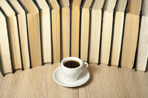 Montón de libros antiguos y taza de café en escritorio de madera Volver a la escuela. Formación profesional . Fotos de stock