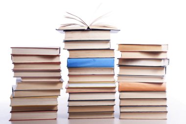 Beyaz arka plan üzerinde izole kitap yığını. Eğitim kavramı. Okula dönüş.