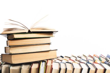 Beyaz arka plan üzerinde izole kitap yığını. Eğitim kavramı. Okula dönüş.