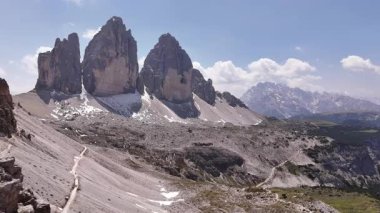 Muhteşem Dolomitlerin muhteşem manzaralarını keşfedin. Deneyimli yürüyüşçülerle güzel manzaralı patikalarda.