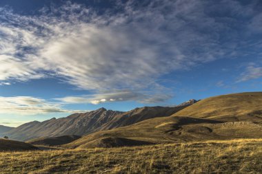 Gran Sasso Campo Imperatore Plato Apenin Dağları, Abruzzo, İtalya Bisiklet Turu zirve ile güzel manzara panoramik manzaralı