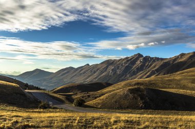 Gran Sasso Campo Imperatore Plato Apenin Dağları, Abruzzo, İtalya Bisiklet Turu zirve ile güzel manzara panoramik manzaralı